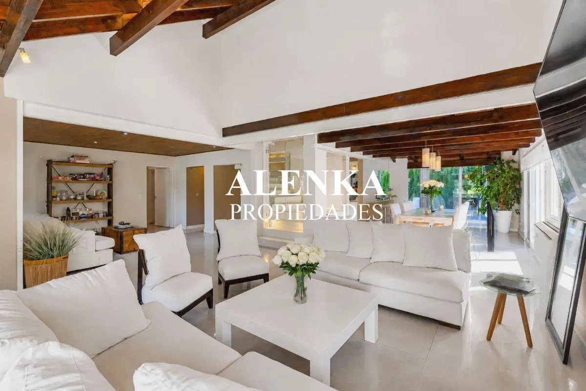 Venta | Moderna propiedad con 5 dormitorios, quincho cerrado, family y gran terreno libre de 1050 m² 2