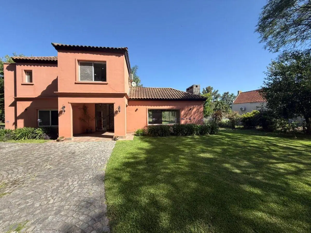 Casa con 1271 m² en venta con 3 dormitorios en El Nacional 3