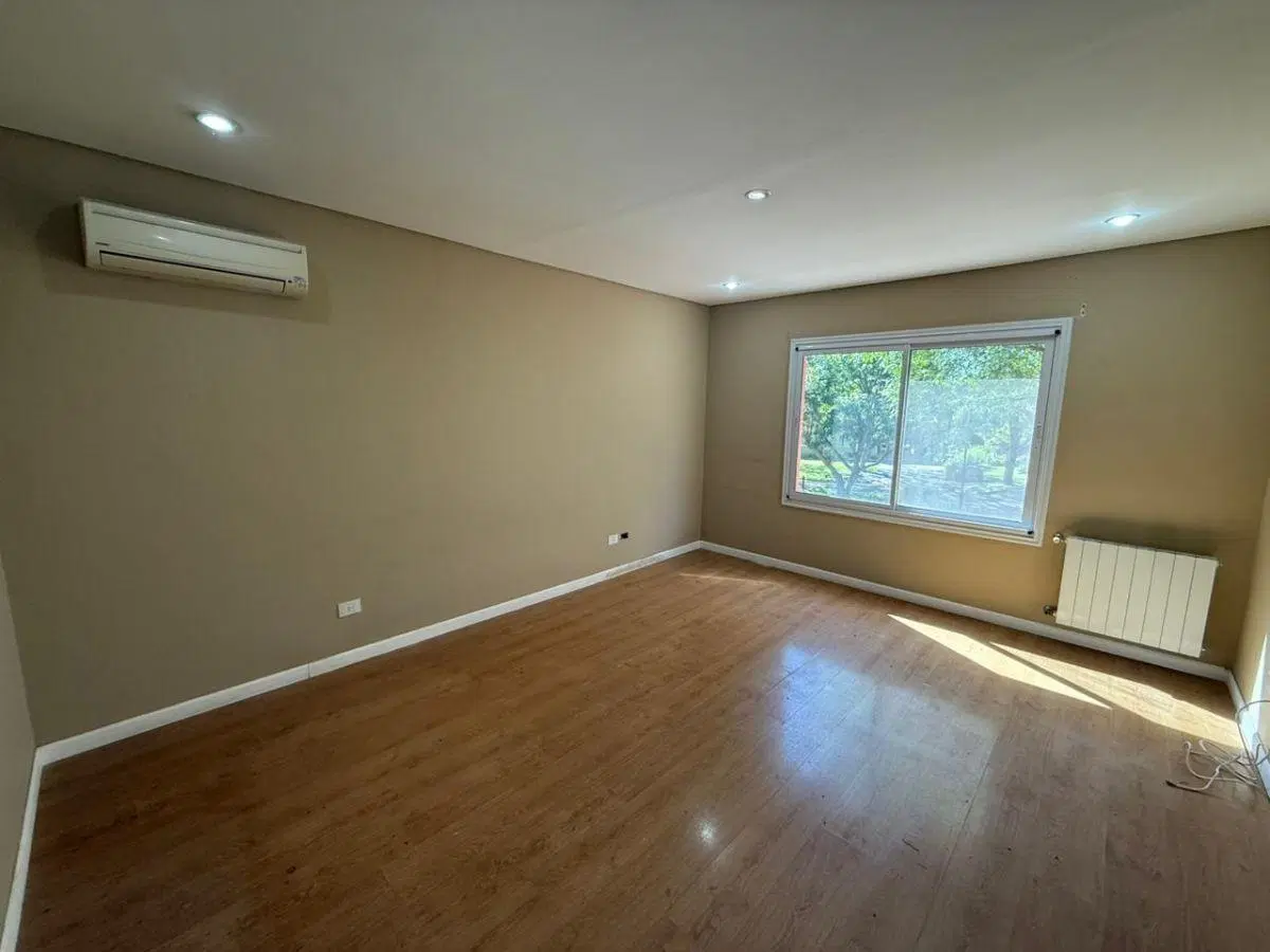 Casa con 1271 m² en venta con 3 dormitorios en El Nacional 5