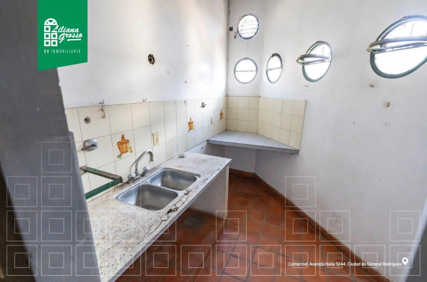 Local . | Avenida Italia al 1000 3