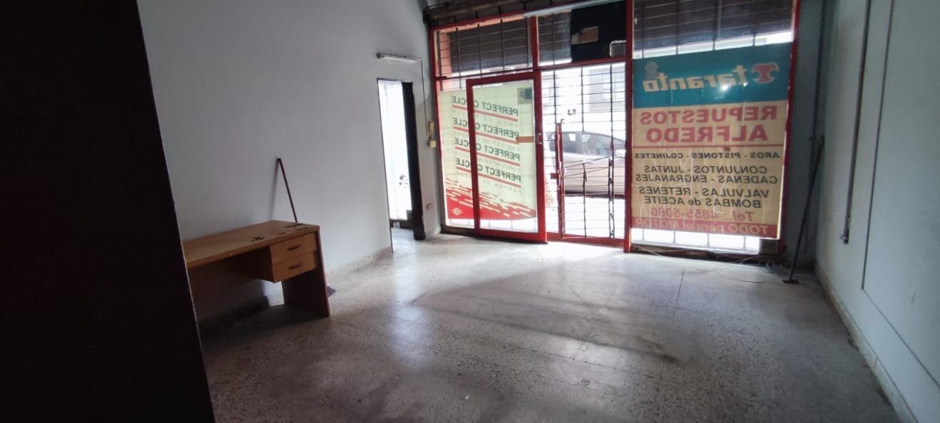 Foto de LOCAL DE 35 M2 A LA CALLE. ( A 1 C/ AV. WARNES, Y 1 C/ AV. DR. HONORIO PUEYRREDÓN Y EN ZONA DE LOC, imagen 1