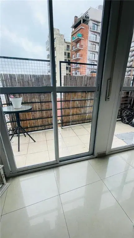 AL  FRENTE CON BALCÓN, EN DUPLEX . IMPECABLE ESTADO, MUY LUMINOSO. DISTRIBUCIÓN: EN EL 5TO PISO TIEN 4