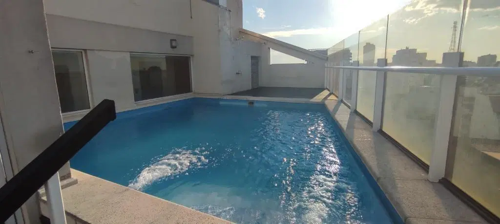 . 2 AMB C/FTE "CON BALCÓN ", MUY LUMINOSO.   EDIFICIO SEMI NUEVO  CON PILETA, SOLARIUM CON DECK,  SU 2