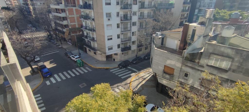 Foto de 1 AMB AL FRENTE MUY AMPLIO, CON BALCÓN. SUPERFICIE DE UN 2 AMB. COCINA, imagen 1