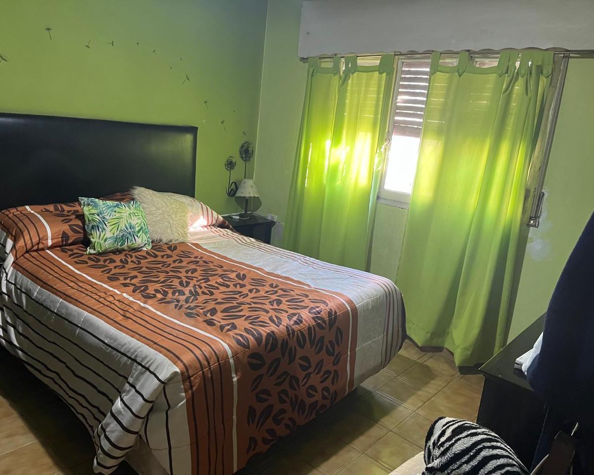 Casa de 2 dormitorios y entrada para 2 autos!