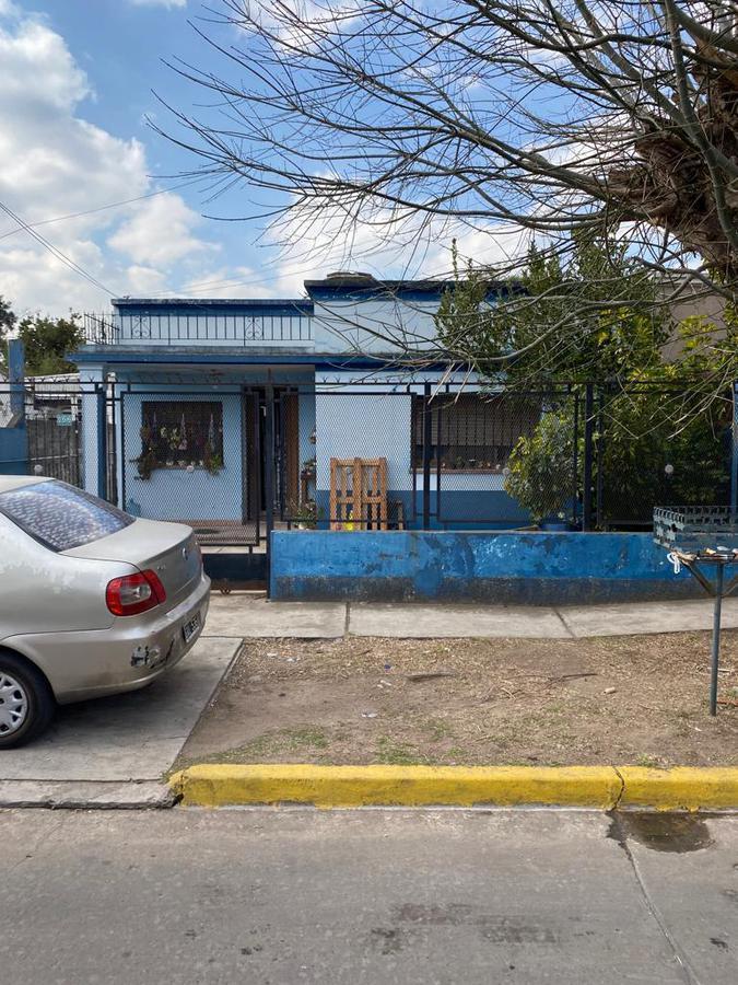 Casa en Temperley 2 dormitorios y entrada para auto