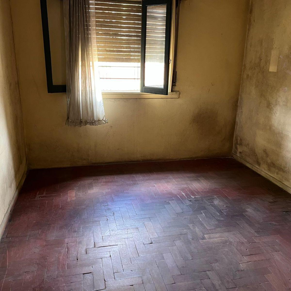 Casa de 2 dormitorios y entrada de auto, en muy buena ubicacion!