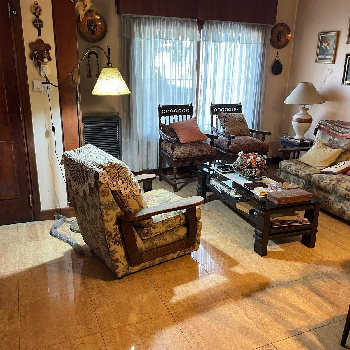 Gran casa de 4 dormitorios y fondo! A 2 cuadras de Jumbo