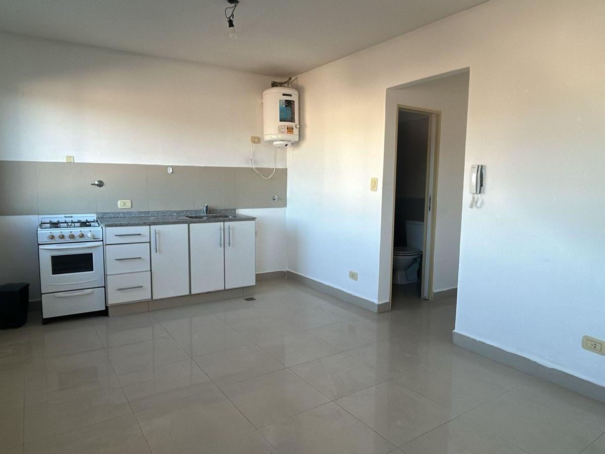 Departamento de Dos Ambientes Sobre Av Alm Brown! 4