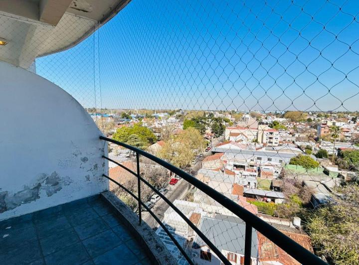 Gran departamento, muy luminoso a 2 cuadras de la estacion! con cochera! 5