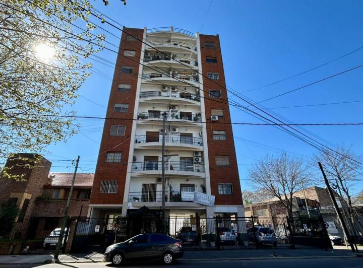 Gran departamento, muy luminoso a 2 cuadras de la estacion! con cochera! 1