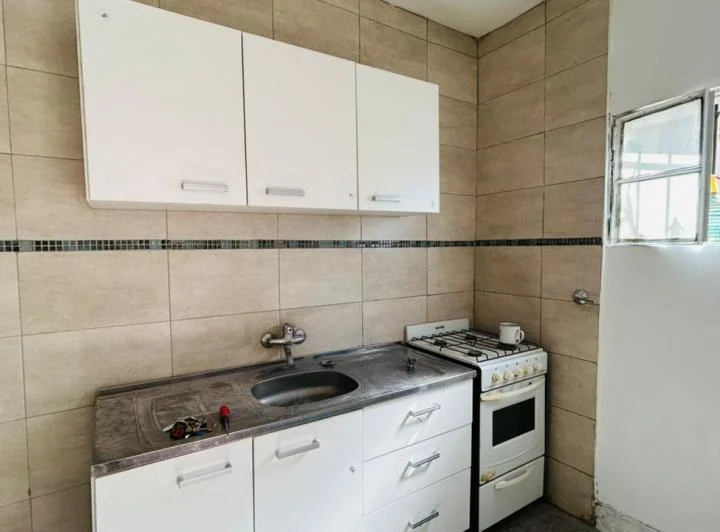 Casa de 2 dormitorios y fondo a 1 cuadra de Av Yrigoyen! 4