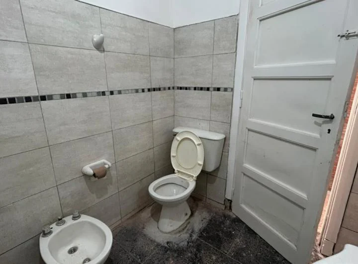 Casa de 2 dormitorios y fondo a 1 cuadra de Av Yrigoyen! 3