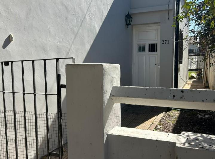 Casa de 2 dormitorios y fondo a 1 cuadra de Av Yrigoyen! 1