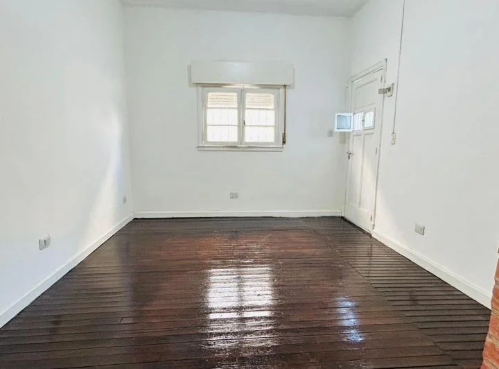Casa de 2 dormitorios y fondo a 1 cuadra de Av Yrigoyen! 2