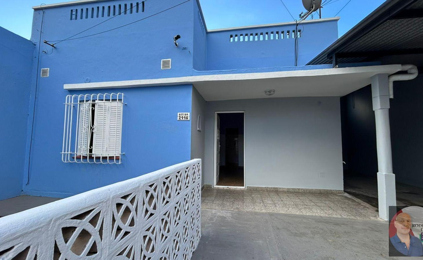 Casa con jardin y entrada para varios autos!