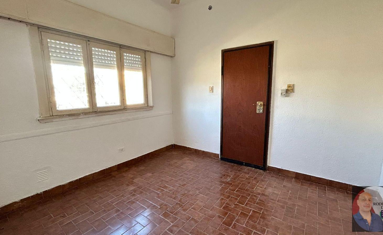 Casa de 2 dormitorios con entrada de auto!