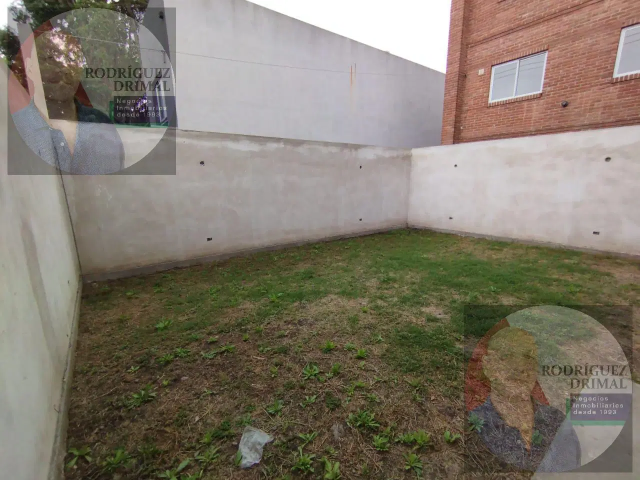 Local a estrenar frente al parque de Llavallol! 3