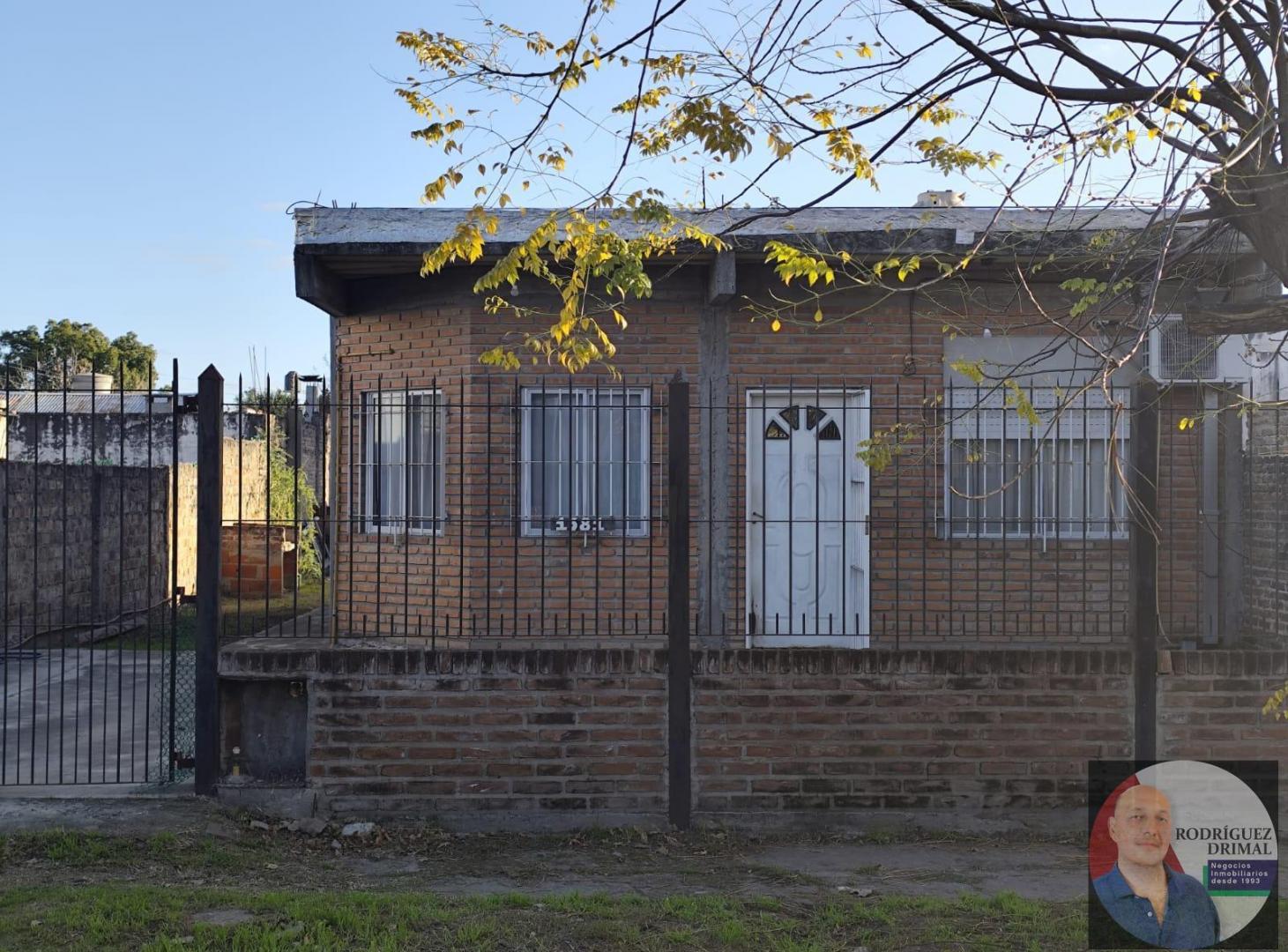 Casa de 2 dormitorios y gran fondo libre!