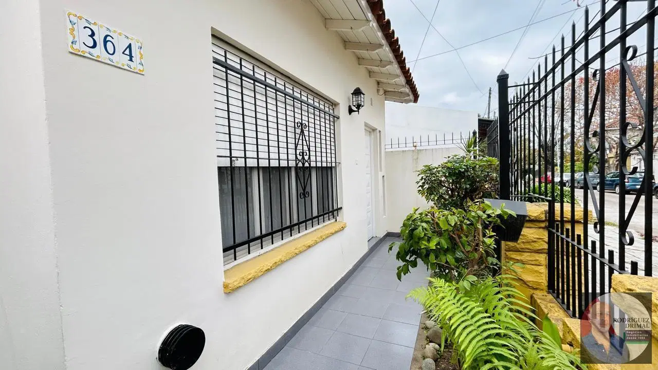 Casa de 2 dormitorios, patio y terraza! 1