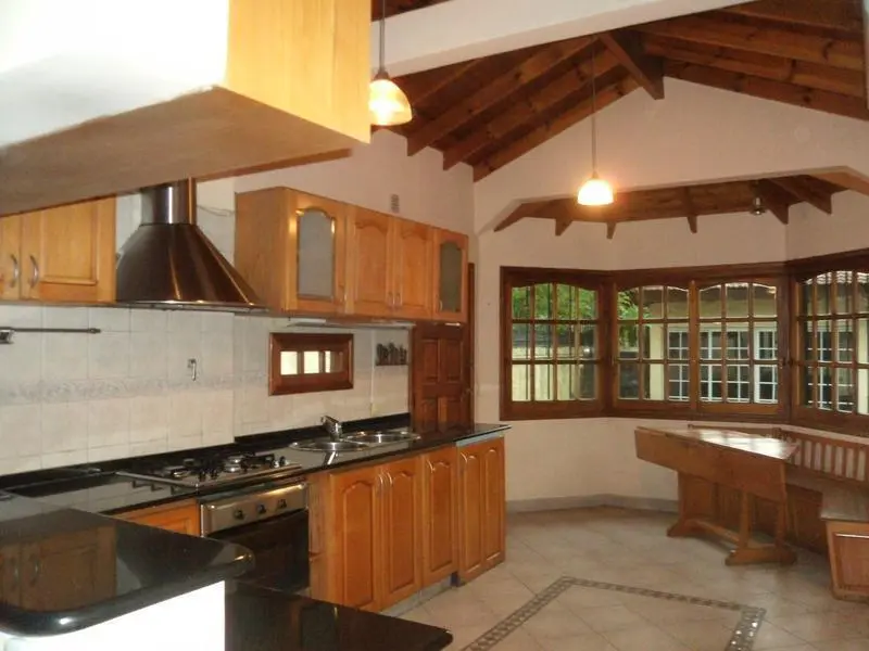 EXCELENTE CHALET A 6 CUADRAS DE ESTACION ADROGUE 8