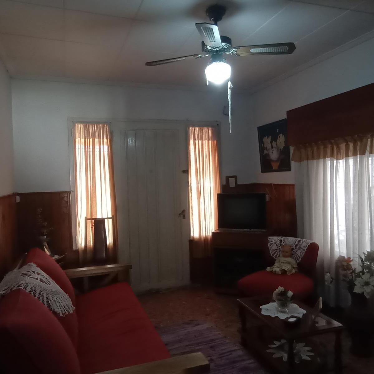 CASA SOBRE LOTE DE 10 X 24 - MUY BUEN ESTADO - ACEPTA PERMUTA DEPARTAMENTO EN ADROGUE