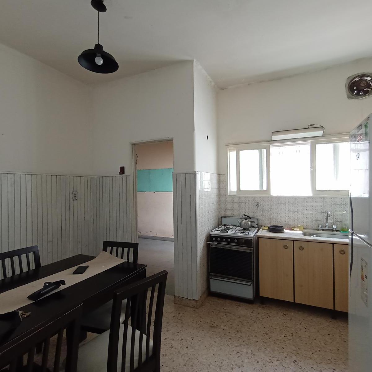 Chalet y Departamento Sobre Lote de 295 m² a m de Av Espora 2