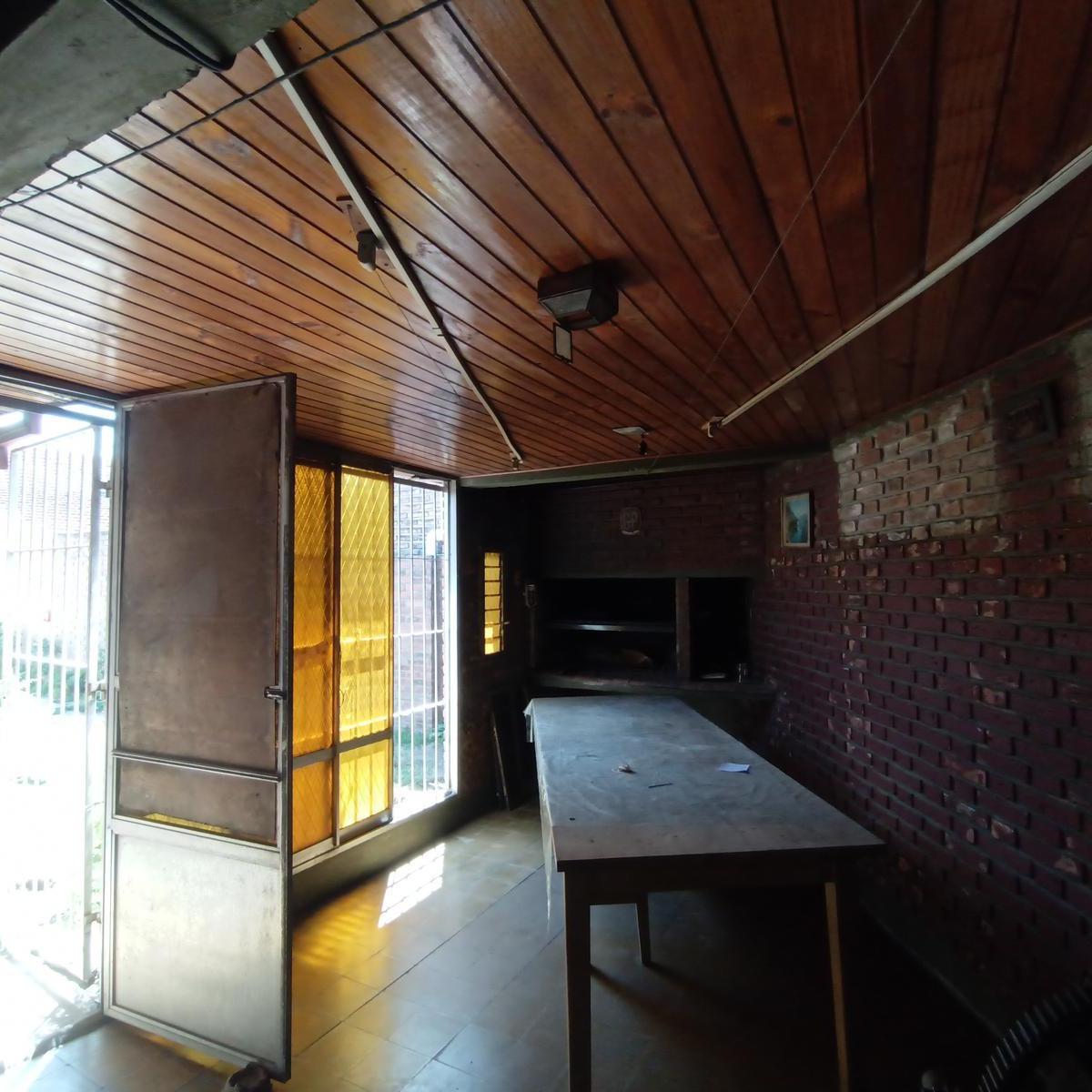Chalet y Departamento Sobre Lote de 295 m² a m de Av Espora 4