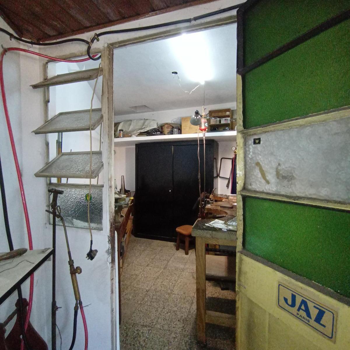 Chalet y Departamento Sobre Lote de 295 m² a m de Av Espora 5