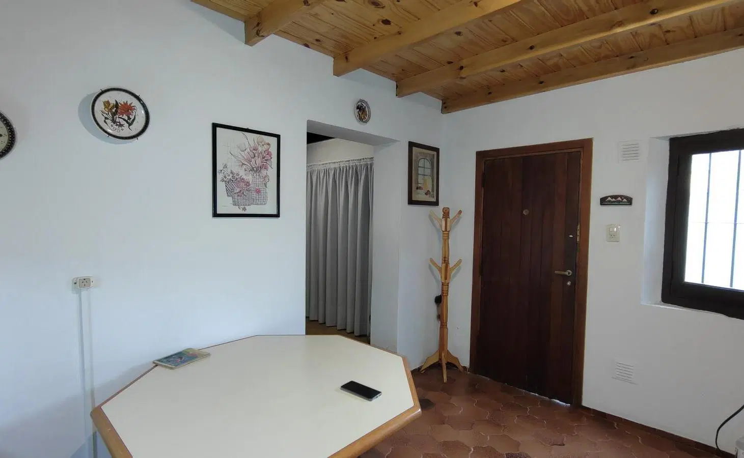 CASA TIPO DUPLEX CON CON ESPACIO GUARDA COCHE Y PEQUEÑO JARDIN 1