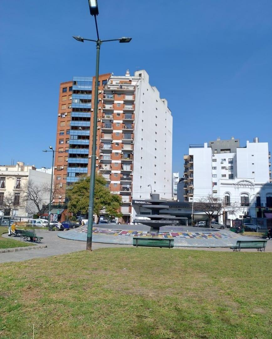 MONOAMBIENTE CON BALCÓN Y VISTA A PLAZA – BARRIO NORTE