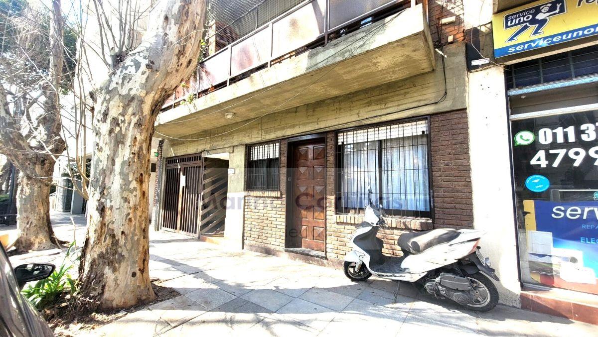 VENTA PH en PLANTA BAJA al FRENTE con ENTRADA INDEPENDIENTE, PATIO y COCHERA