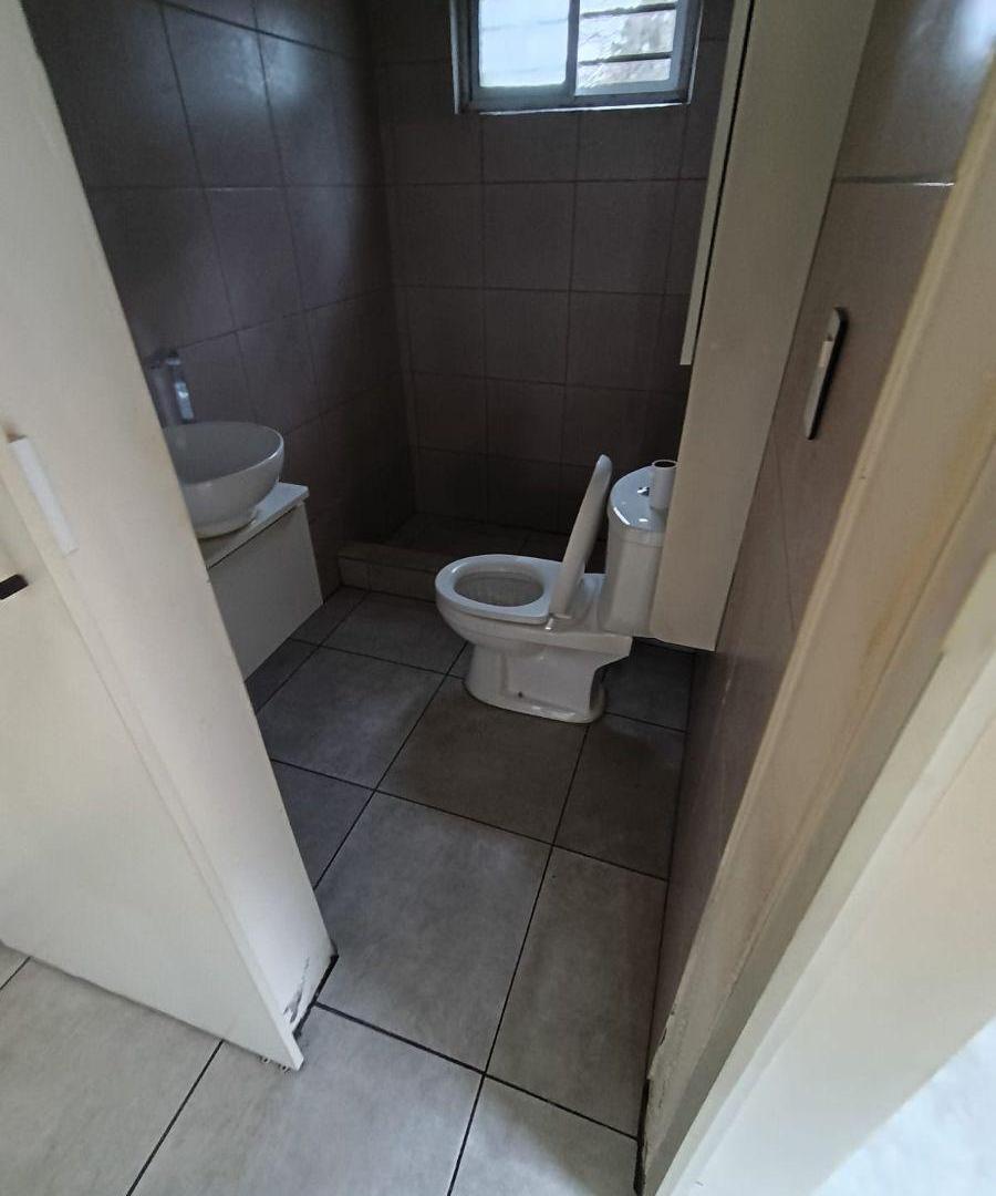 Foto de Casa Monoambiente En Alquiler En Florencio Varela - Gran Patio Y, imagen 2