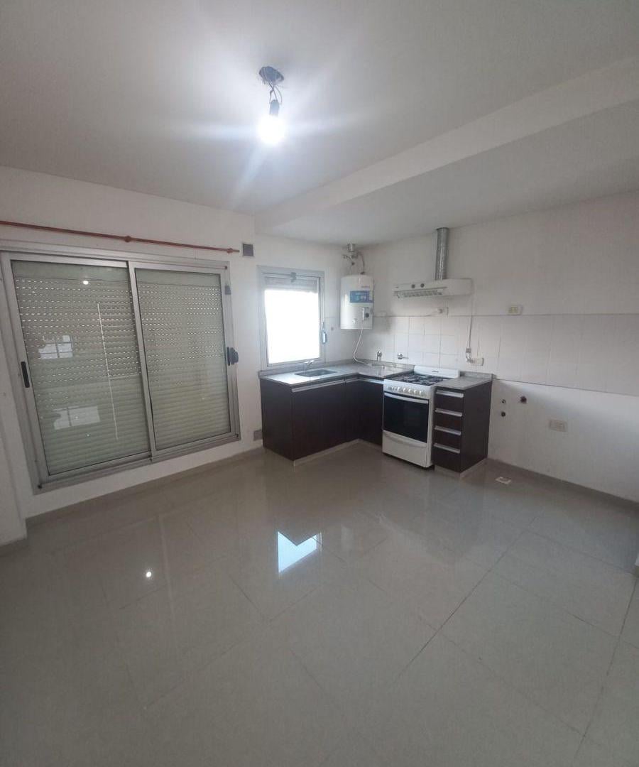 Foto de Departamento Tipo Duplex 3 Ambientes Con Cochera En Alquiler - Quilmes, imagen 5