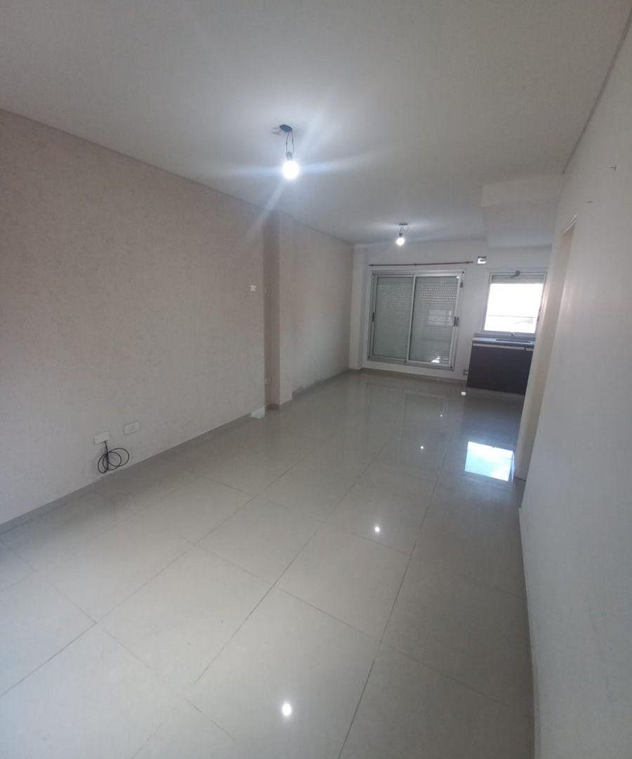 Foto de Departamento Tipo Duplex 3 Ambientes Con Cochera En Alquiler - Quilmes, imagen 2