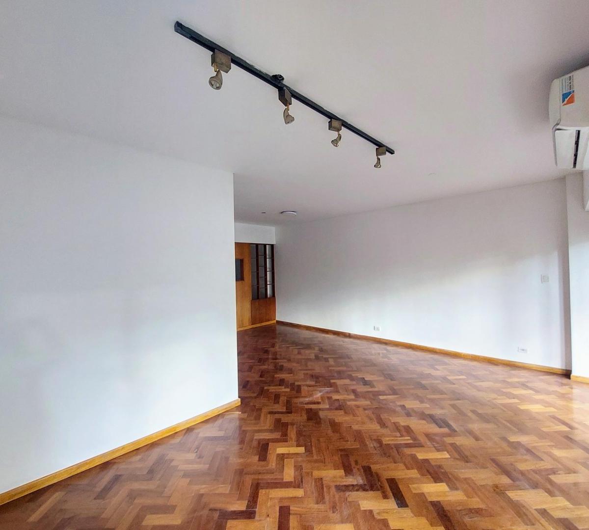 Departamento en Venta con Cochera y Baulera en Flores 2