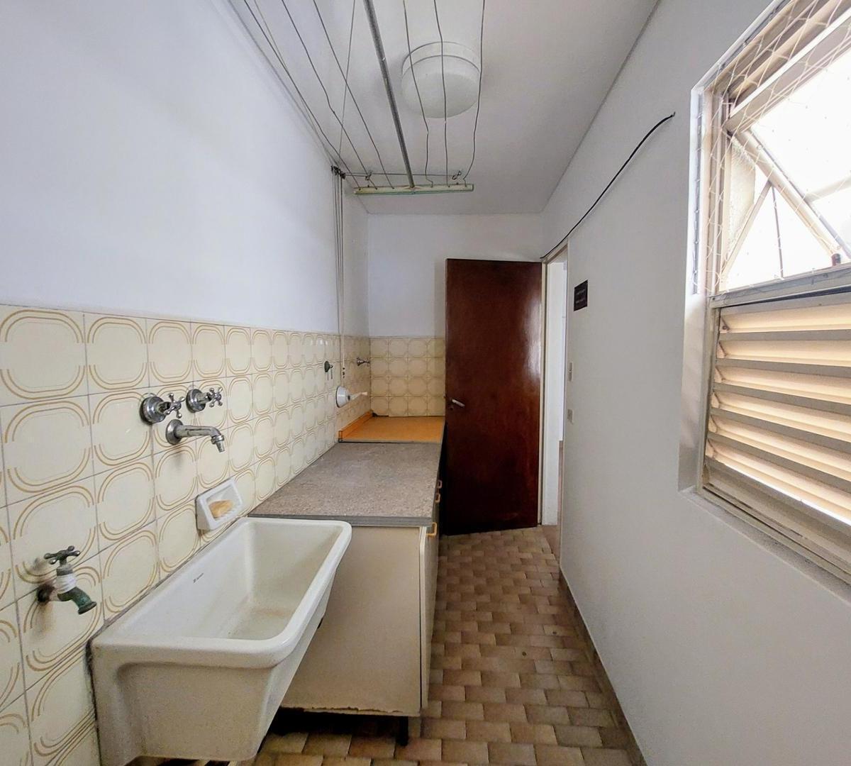 Departamento en Venta con Cochera y Baulera en Flores 3