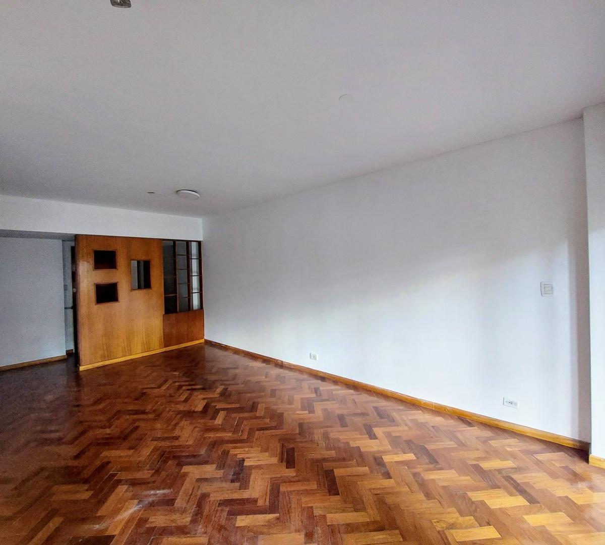 Departamento en Venta con Cochera y Baulera en Flores 3