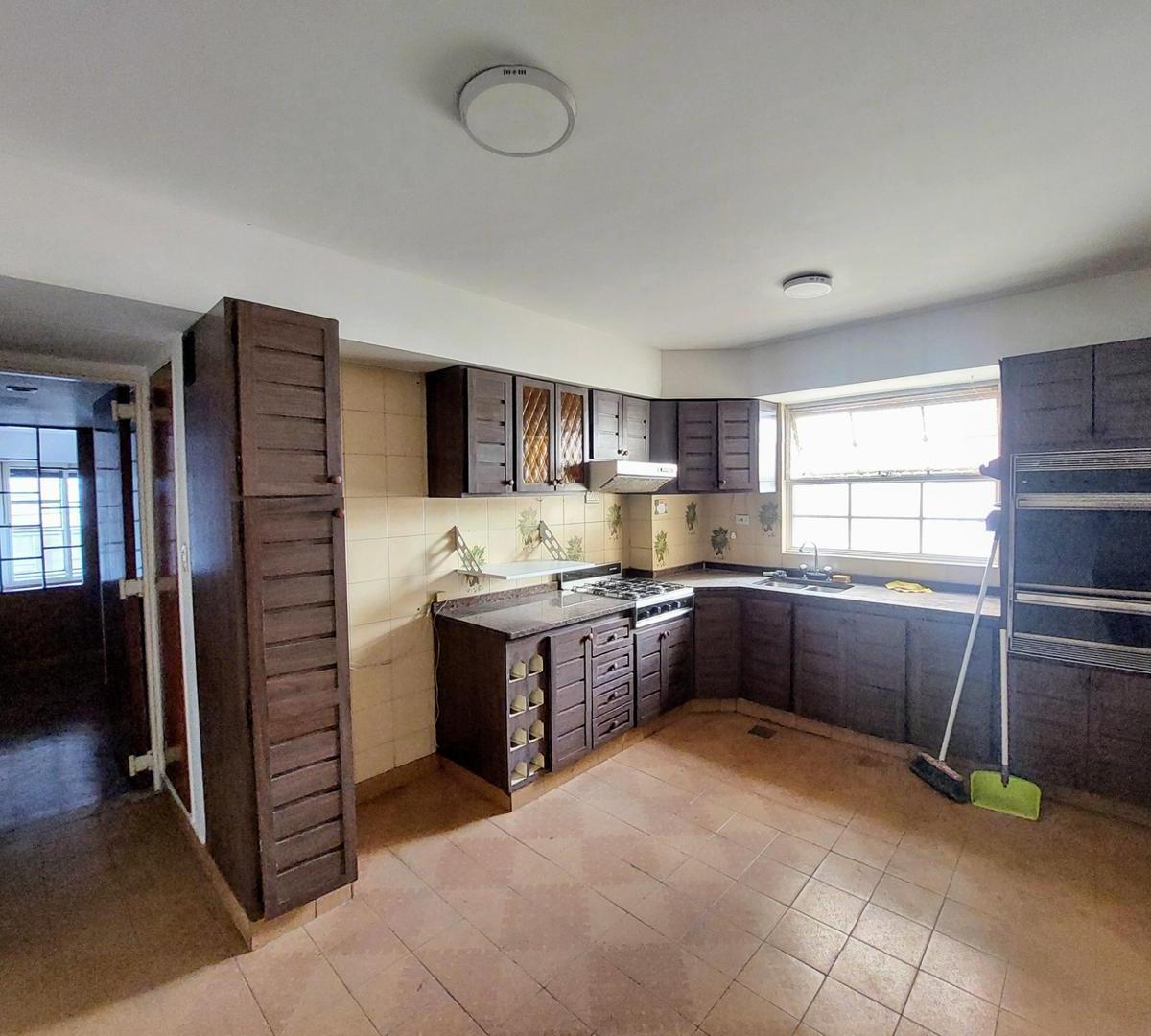 Departamento en Venta con Cochera y Baulera en Flores 5