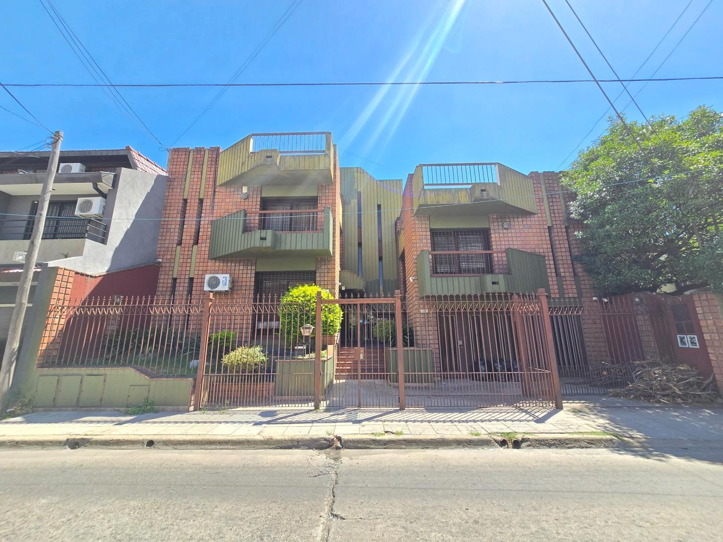 Edificio con 3 departamentos en Venta en Ramos Mejía