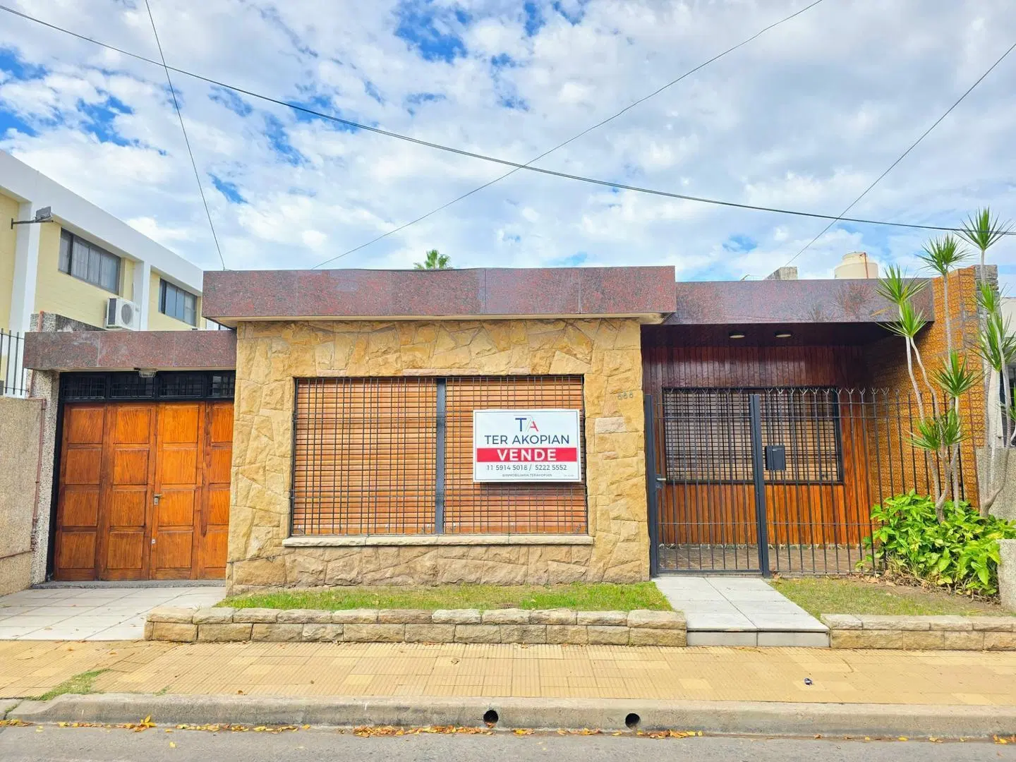 Casa con jardín en Venta en Villa Sarmiento 2