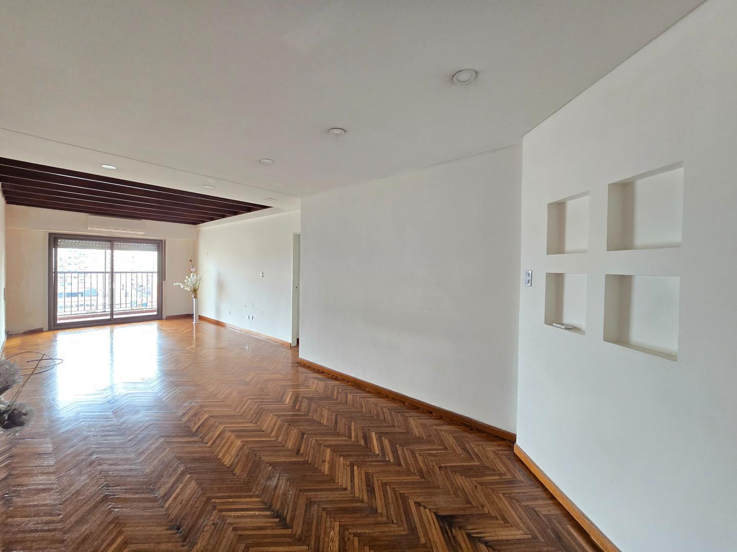 Foto de Departamento con balcón y cochera en Venta en Ramos Mejía, imagen 2