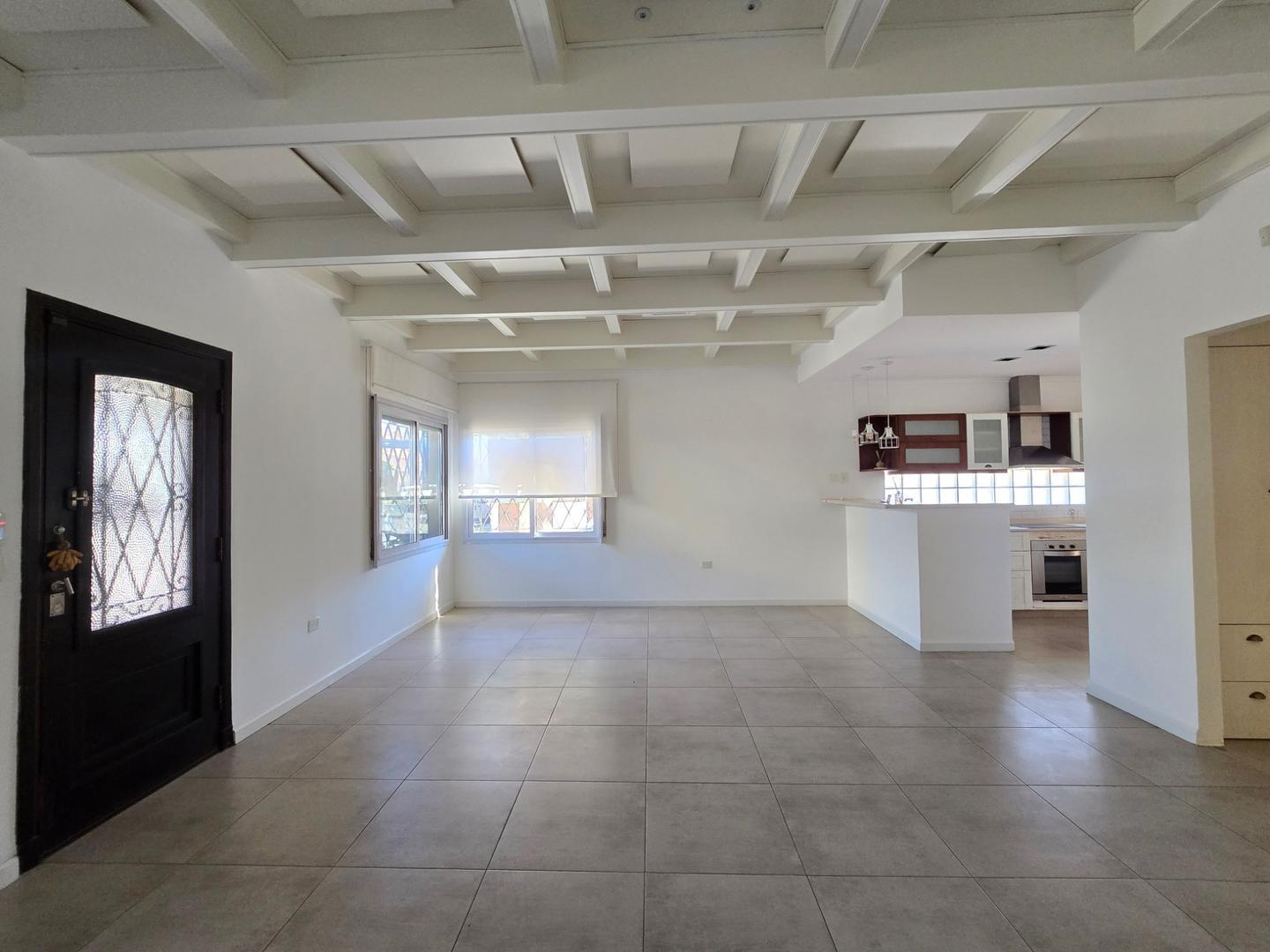 Foto de Chalet modernizado en Venta en Villa Sarmiento, imagen 1