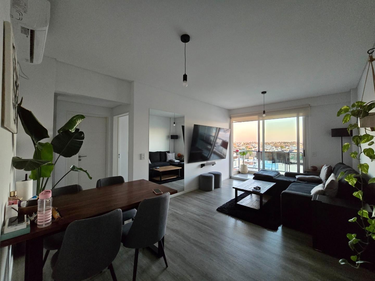 Foto de Luminoso departamento moderno en Venta en Haedo, imagen 1
