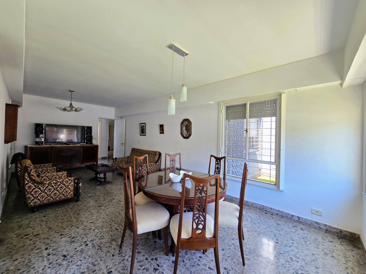 Foto de Casa 5 ambientes con jardín en Venta en Villa Sarmiento, imagen 1