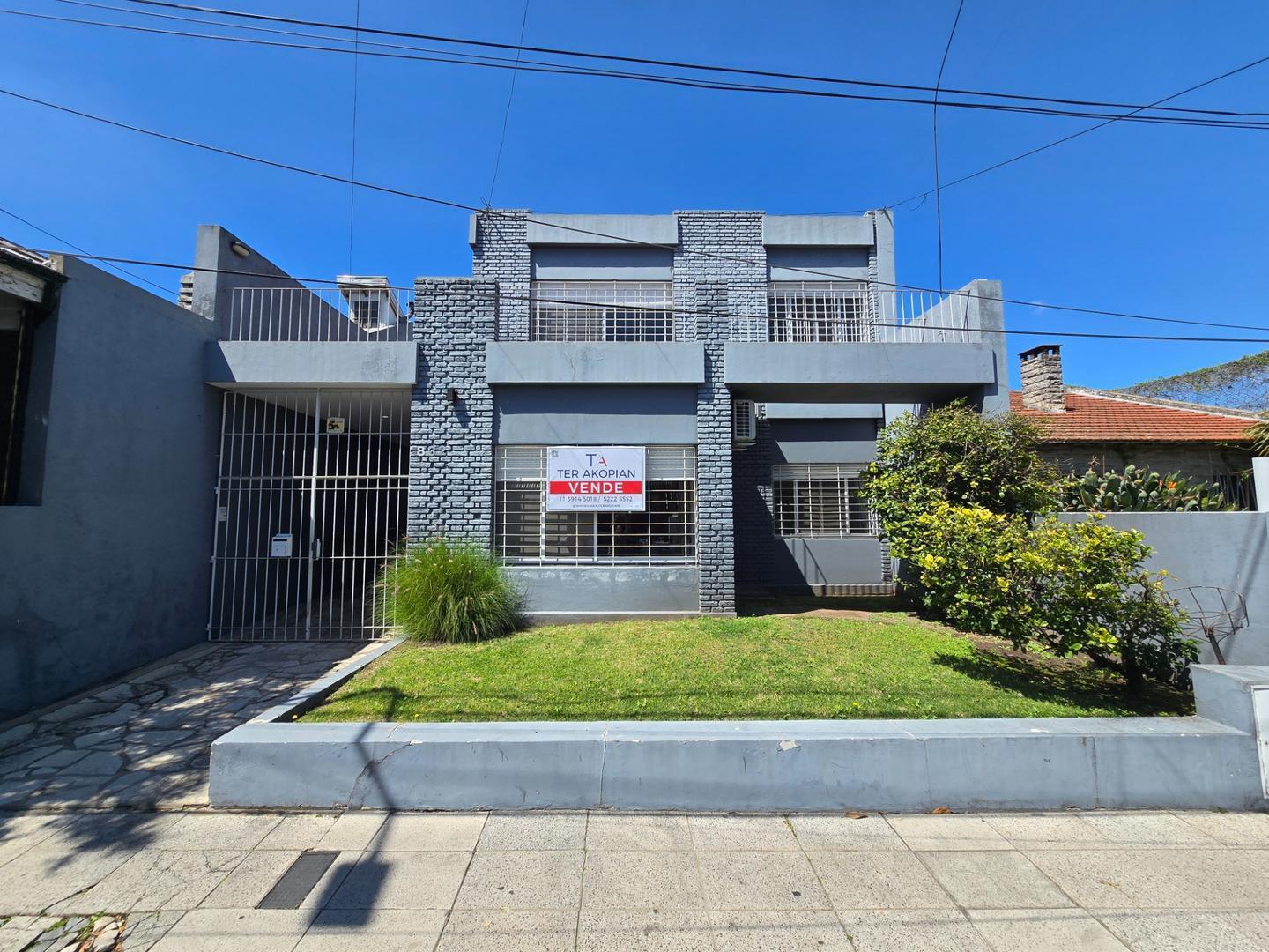 Foto de Casa 5 ambientes con jardín en Venta en Villa Sarmiento, imagen 2