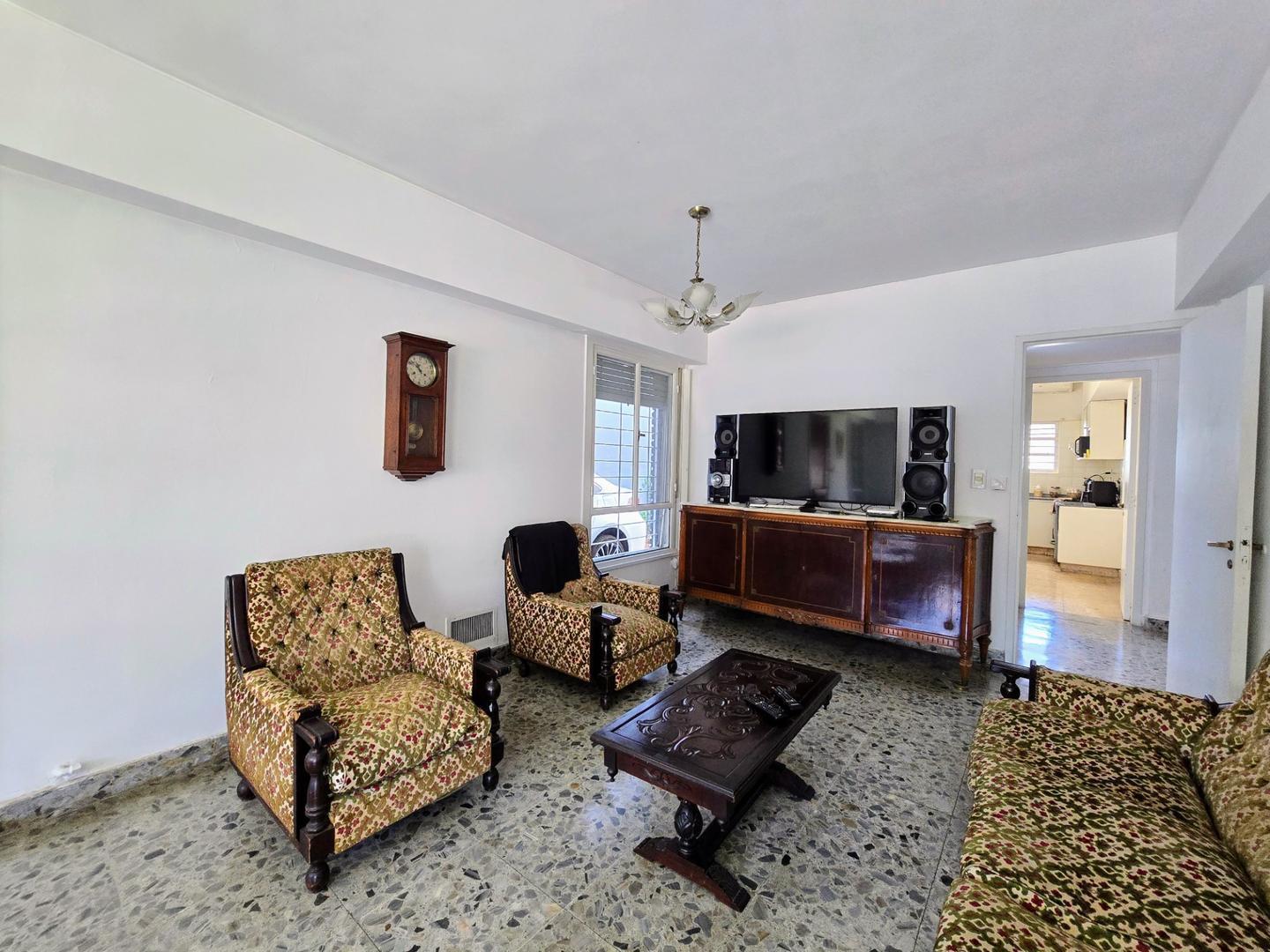 Foto de Casa 5 ambientes con jardín en Venta en Villa Sarmiento, imagen 3