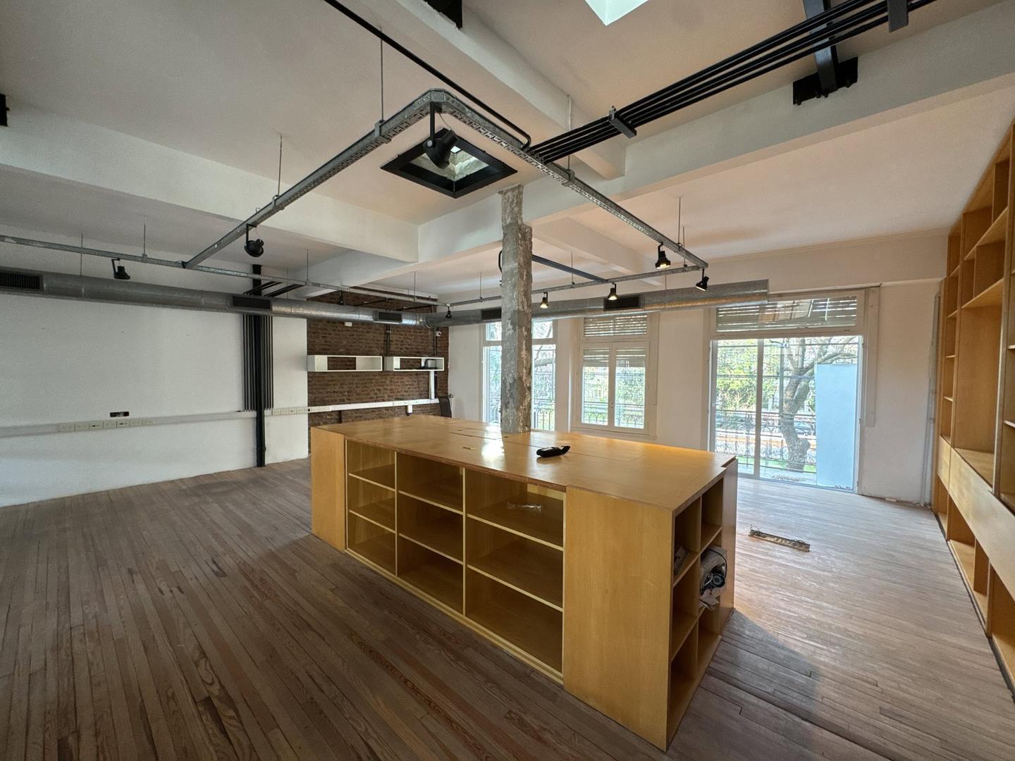 Foto de Casa 400 m² con local, oficinas, jardín y cochera en Núñez, imagen 1