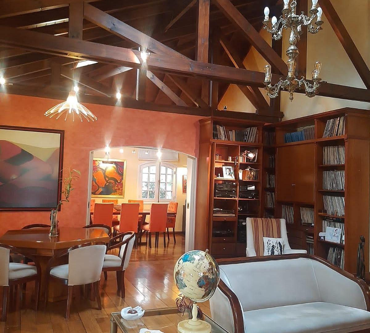 Casa en venta en Florida Mitre- Exclusiva propiedad en una planta.
