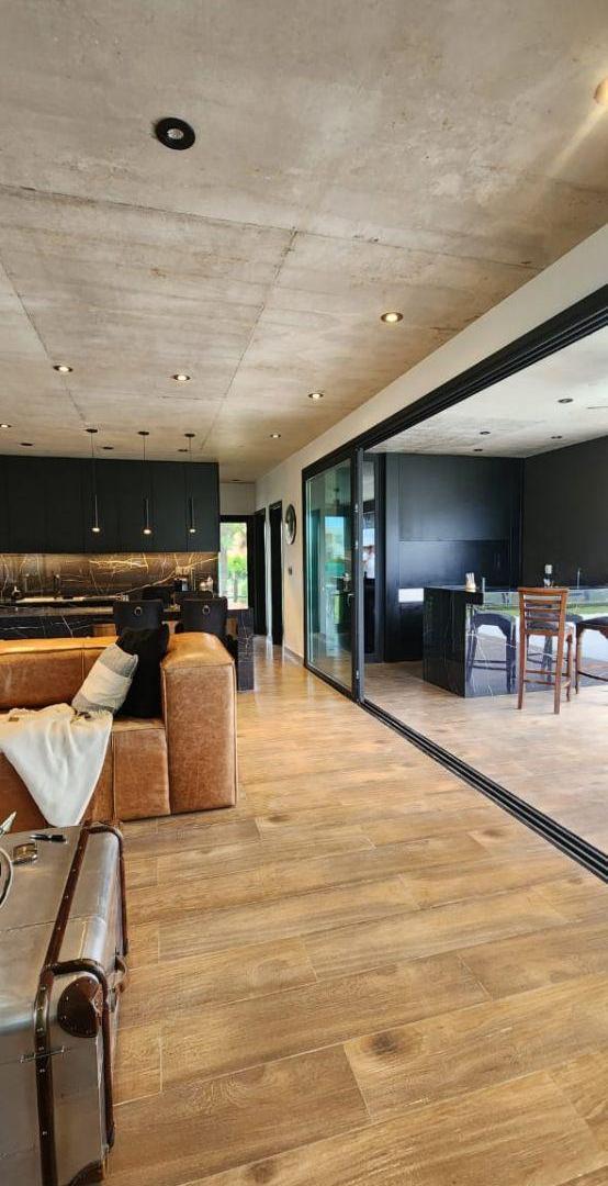 Moderna Casa en Una Planta, en Venta, en El Barrio Naútico Canal!